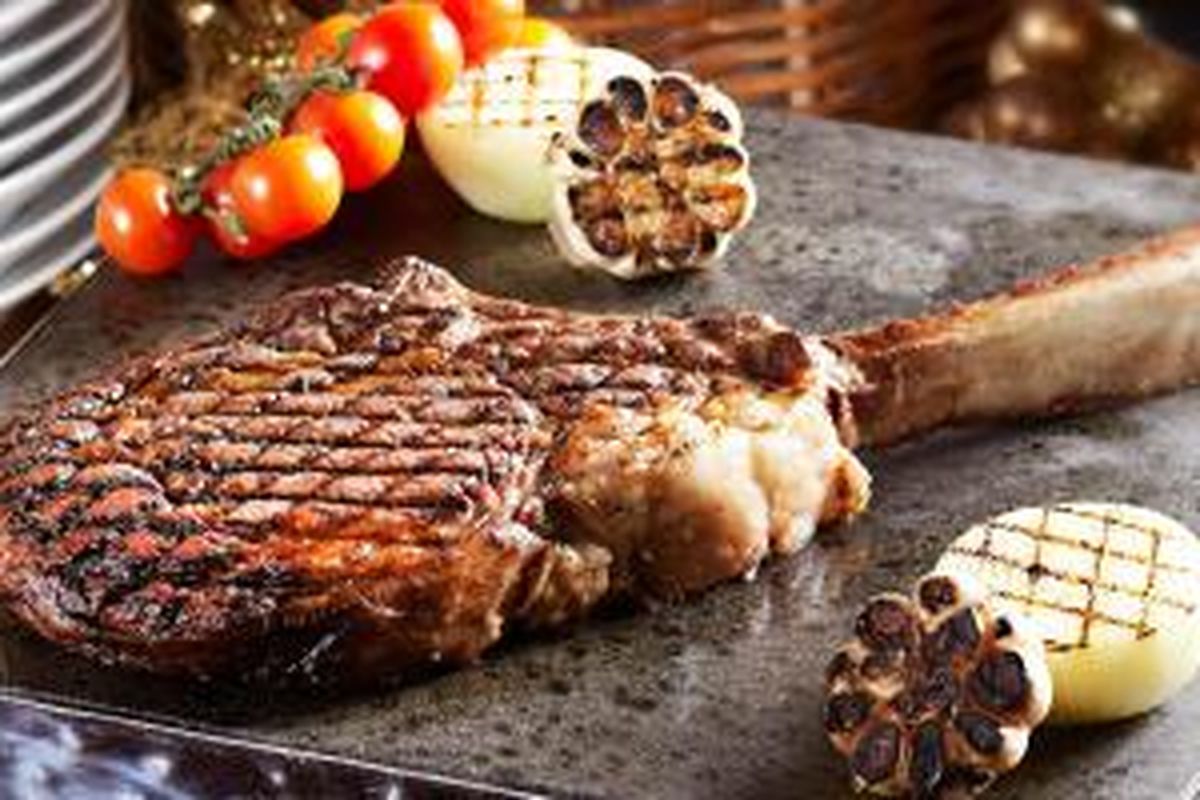 Tomahawk, sajian rekomendasi di C's Steak & Seafood Restaurat, Grand Hyatt, Jakarta.