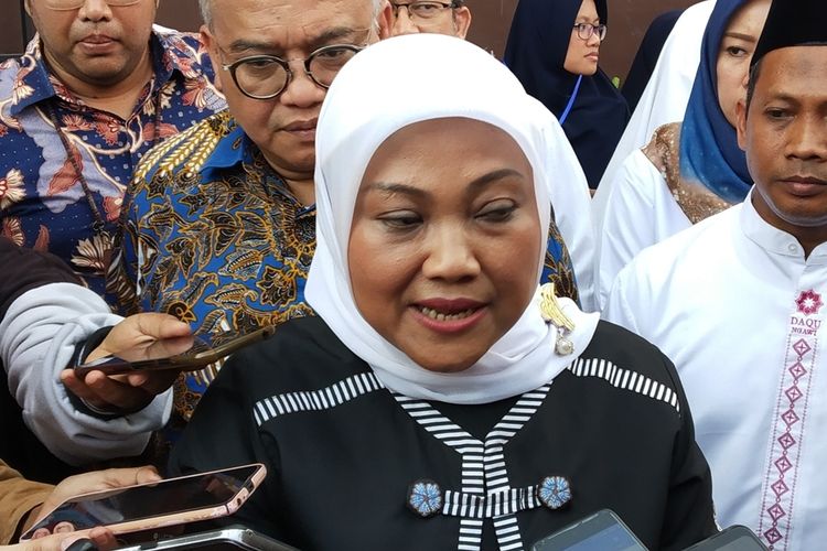 Menteri Ketenagakerjaan (Menaker), Ida Fauziyah saat meresmikan gedung BLK komunitas di Ponpes Daarul Quran Surakarta di Karanganyar, Jawa Tengah, Selasa (26/11/2019).
