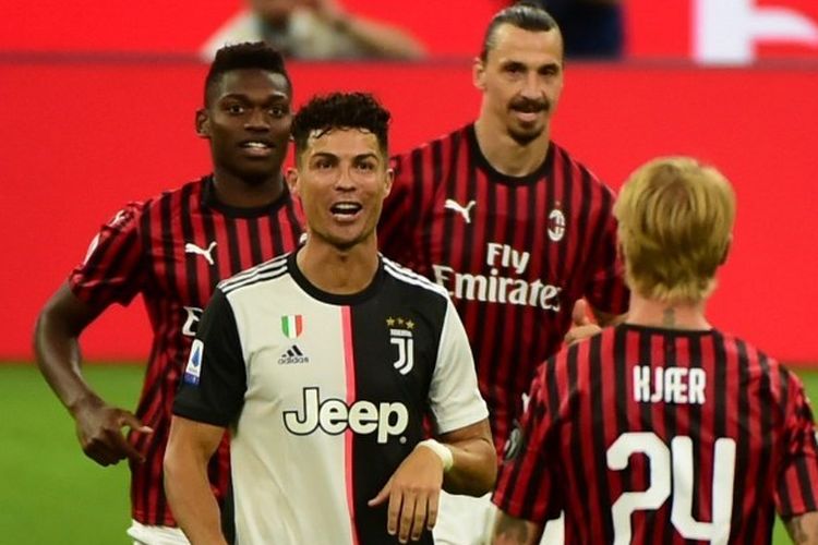 Zlatan Ibrahimovic merayakan gol di dekat Cristiano Ronaldo dalam laga AC Milan vs Juventus pada lanjutan pekan ke-31 Liga italia di yang dilangsungkan di Stadion San Siro, Rabu (8/7/2020).