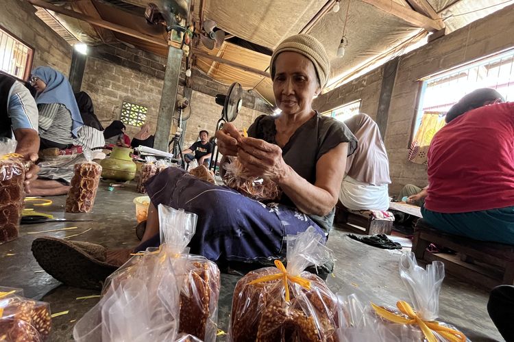 Halimah, Lansia di Pangandaran yang Menjaga Hidup dari Bungkus Noga