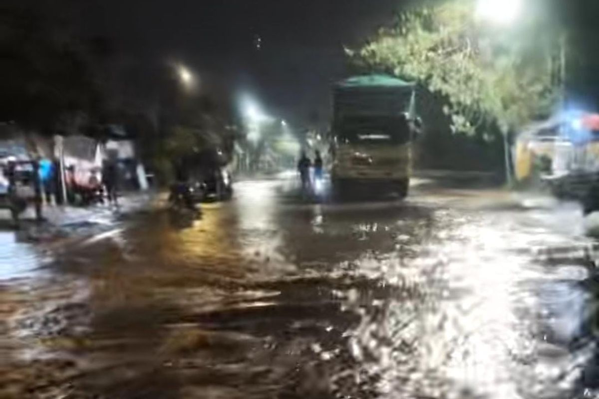 Jalur pantura di Kota Pasuruan, tepatnya di jalan Ir. Juanda ditutup sementara dan diarahkan ke jalur alternatif atau masuk guna menghindari kemacetan panjang akibat meluapnya sungai Petung, di Kelurahan Blandongan, Kecamatan Bugul Kidul, Kota Pasuruan, Jawa Timur, Kamis (4/12/2025). 