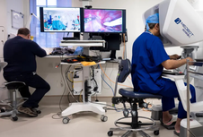 Dokter di London Operasi Pasien 2.400 Km Jauhnya