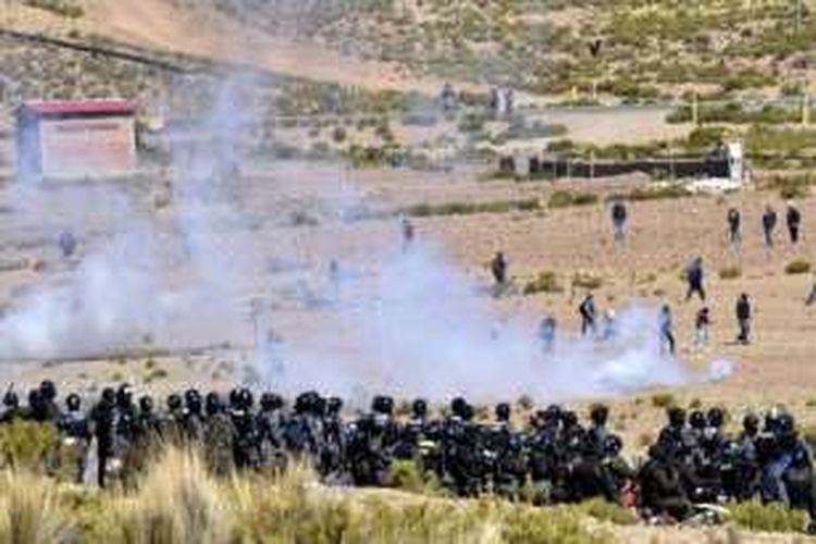 Polisi Bolivia terlibat bentrok dengan pekerja tambang yang berunjuk rasa di sebuah kota pegunungan. Unjuk rasa ini diwarnai penculikan dan pembunuhan wakil menteri dalam negeri Rodolfo Illanes.