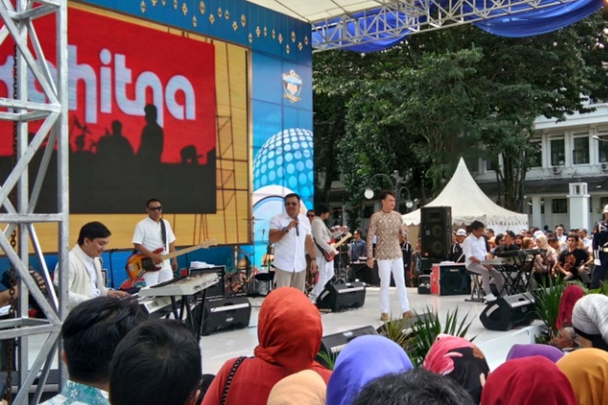 Band Kahitna saat menghibur para PNS Kota Bandung dalam kegiatan halal bihalal Pemkot Bandung di Balaikota Bandung, Jalan Wastukancana, Kamis (6/7/2017) 