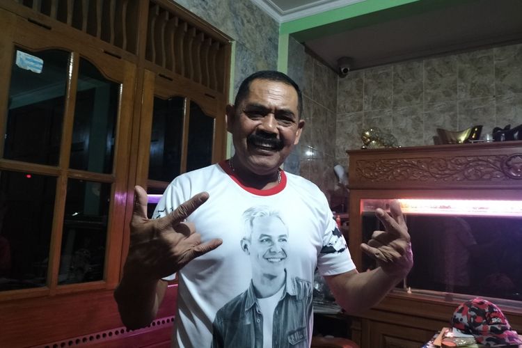 Ketua Dewan Pimpinan Cabang (DPC) Partai Demokrasi Indonesia Pejuangan (PDI-P) FX Hadi Rudyatmo, mengenakan baju bergambar Ganjar Pranowo