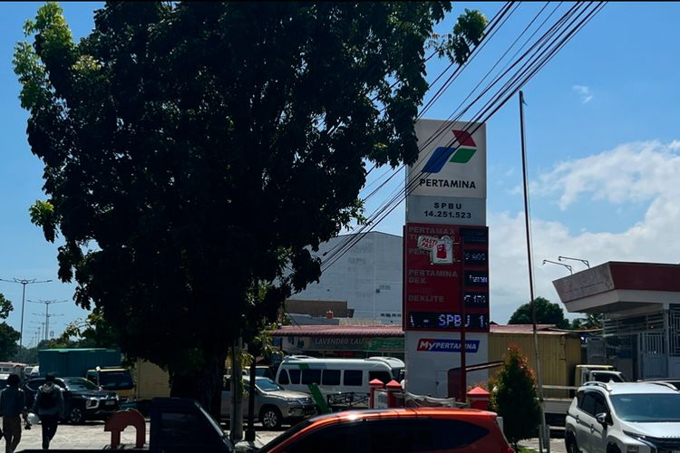 Antrean Solar Mengular ke Jalan Utama Kota Padang, Ganggu Pengendara