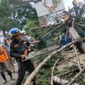 Cuaca Buruk, Pohon Tumbang Timpa Angkot di Jalur Puncak Cianjur