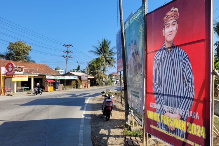 Baliho bergambar Walikota Solo Gibran Rakabuming Raka menjadi Wakil Presiden 2024 di pertigaan Kesugihan, Cilacap, Jawa Tengah, Kamis (7/9/2023).