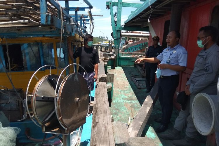 Badan Keamanan Laut (Bakamla) menyerahkan berkas perkara Anak Buah Kapal (ABK) dan barang bukti kapal ikan asing Vietnam kepada Pangkalan Pengawasan Sumber Daya Kelautan dan Perikanan (PSDKP) Batam, Kepulauan Riau, Kamis (8/4/2021).