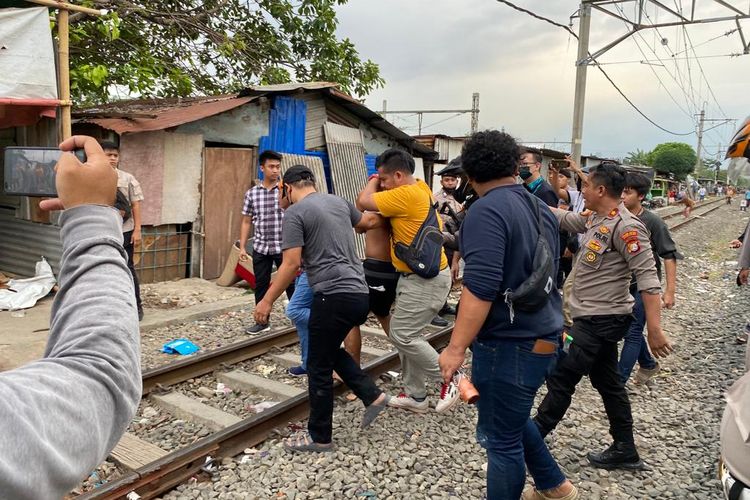 Polisi menangkap satu orang terduga pelaku penyalahgunaan narkoba di Kampung Bahari, Tanjung Priok, Jakarta Utara pada Rabu (30/11/2022) sore.  