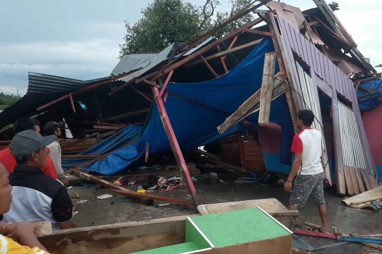 Rumah warga di Desa Raja, Kecamatan Bua, Kabupaten Luwu, Sulawesi Selatan mengalami rusak berat setelah diterjang angin puting beliung, Sabtu (08/01/2022)