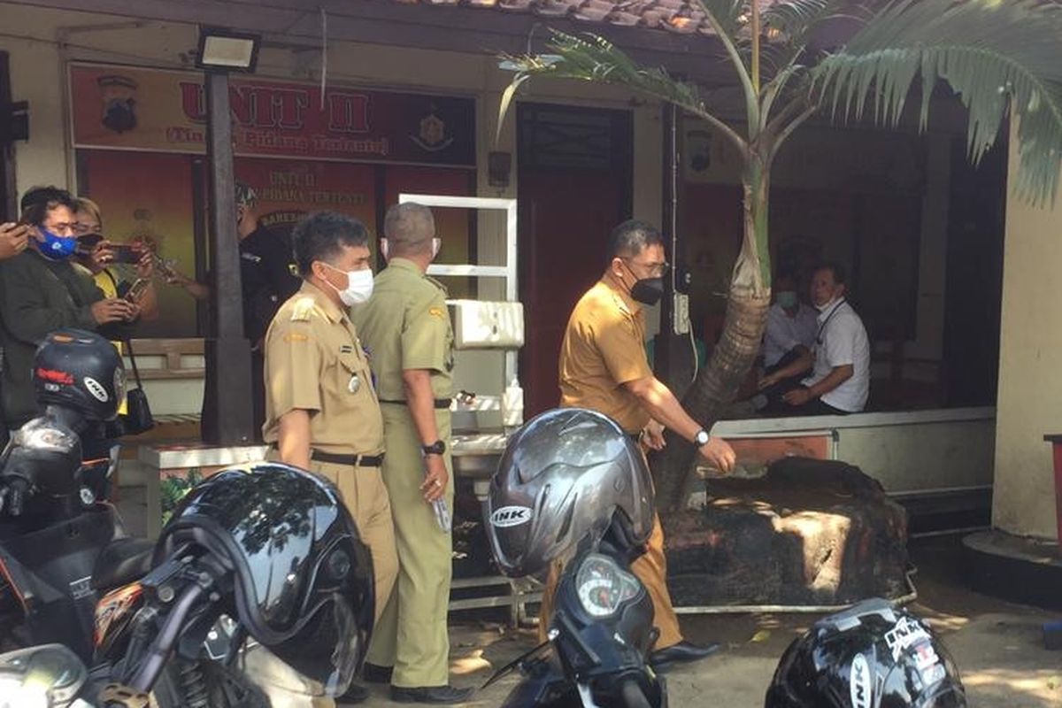 Sejumlah camat di Kabupaten Tegal berjalan keluar usai diperiksa di ruang Satreskrim Polres Tegal terkait beredarnya foto-foto belasan camat diduga abai protokol kesehatan dan sempat beredar di media sosial, Senin (2/8/2021)