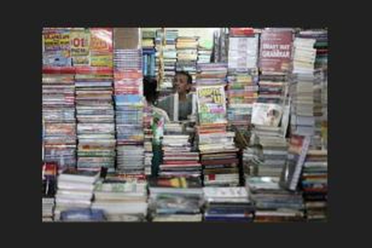 Pedagang melayani pembeli buku di daerah Kwitang, Jakarta Pusat, Senin (1/12). Kwitang sejak dulu dikenal sebagai pusat penjualan buku baru dan bekas dengan harga yang relatif murah.