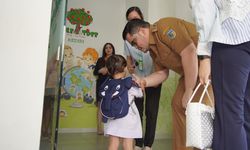 Dukung Gerakan Ayah Teladan, Bupati Kediri Antar Anak di Hari Pertama Sekolah