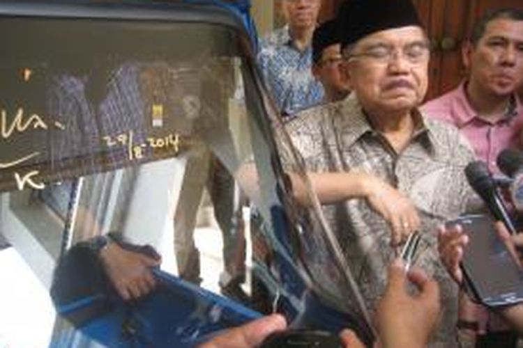 Wakil Presiden terpilih Jusuf Kalla, pada  Jumat (29/8/2014) siang di halaman rumahnya di Jalan Brawijaya, Jakarta Selatan, berdiri di samping Bajaj berbahan bakar gas yang pernah ditumpanginya saat pencalonan ke KPU pada 1 Juni 2014. Bajaj itu berpelat nomor B 2062 DE.
