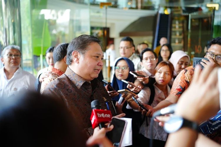 Menko Perekonomian Airlangga Hartarto usai menghadiri National Seminar on Indonesia OECD Accession & Private Sector Implications di Jakarta, Selasa (21/4/2026).