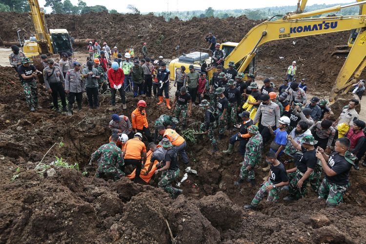 Petugas menemukan jenazah korban tertimbun longsor akibat gempa di Kampung Pos, Desa Cijedil, Kecamatan Cugenang, Kabupaten Cianjur, Jawa Barat, Selasa (22/11/2022). Sedikitnya 162 orang meninggal dunia, 326 warga luka-luka, dan 13.784 orang mengungsi akibat gempa bermagnitudo 5,6 di Cianjur.