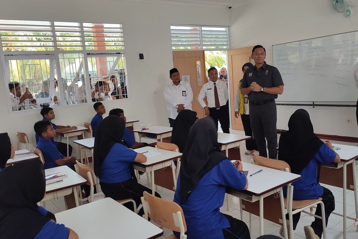 Menko Bidang Infrastruktur dan Pembangunan Wilayah, Agus Harimurti Yudhoyono atau AHY meninjau SekolahbRakyat di Sentra Paramita Lombok Barat, Senin (28/7/2025) sebelum bertolak ke Jakarta.