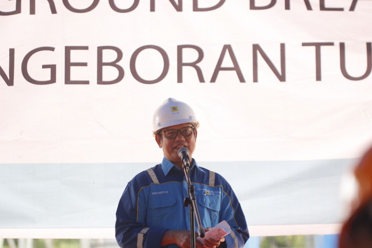 Direktur Regional Maluku Papua Haryanto WS saat menyampaikan pidato sambutannya pada acara Groundbreaking Pembangkit Listrik Tenaga Panas Bumi (PLTP) Tulehu di Ambon, Selasa (20/6/2017). 
