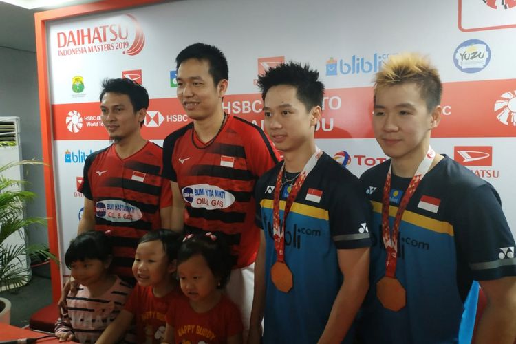 Dua pasangan ganda putra Indonesia, Mohammad Ahsan/Hendra Setiawan (merah) dan Marcus Fernaldi Gideon/Kevin Sanjaya Sukamuljo (biru) berfoto seusai konferensi pers Indonesia Masters 2019, di Istora Senayan, Jakarta, Minggu (27/1/2019).