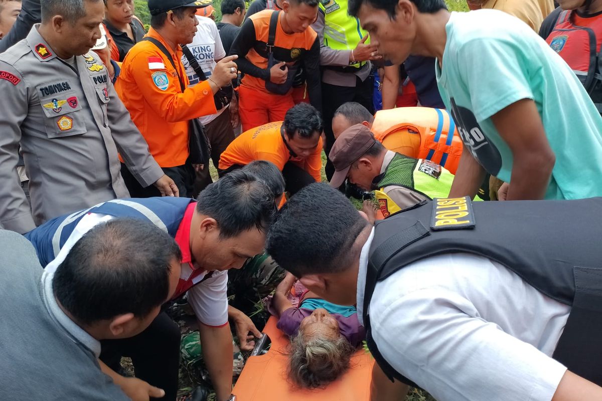 TIM SAR gabungan bersama warga saat mengevakuasi nenek, IWJ (70),  yang ditemukan selamat usai diduga terseret arus sungai di Banjar Bangun Lemah kawan, Desa Apuan, Kecamatan Susut, Bangli, Bali, pada Kamis (14/12/2022)./ Dok. Humas Basarnas Bali