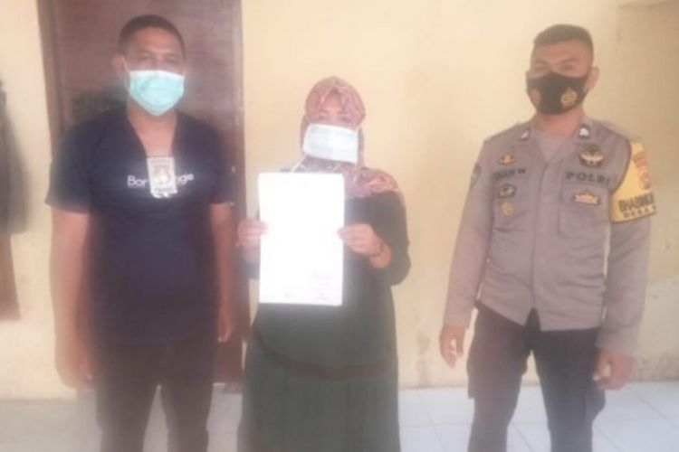 Polisi akhirnya menetapkan RS (40) warga asal Desa Dena, Kecamatan Madapangga, Kabupaten Bima sebagai tersangka. Istri muda ini ditetapkan tersangka setelah menganiaya suaminya sendiri, Anwar (50) dengan cara menyiramkan minyak panas.