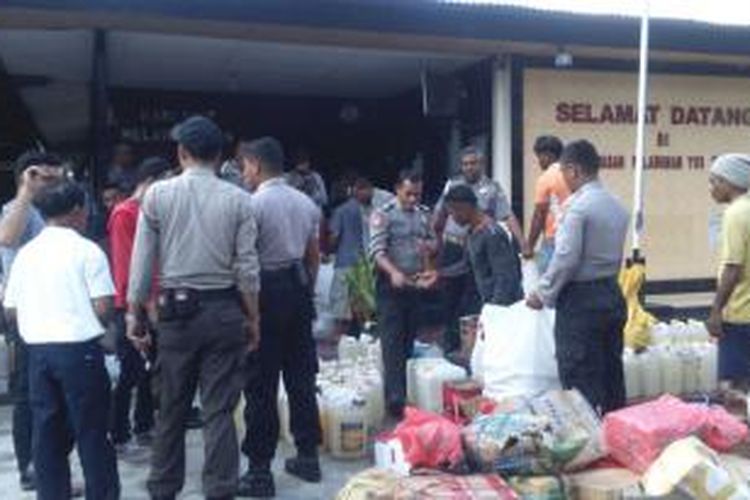 Polisi KPPP menyita sebanyak 2.000 liter minuman keras tradisional jenis sopi saat menggelar razia di Pelabuhan Yos Sudarso Ambon, Selasa (8/9/2015)