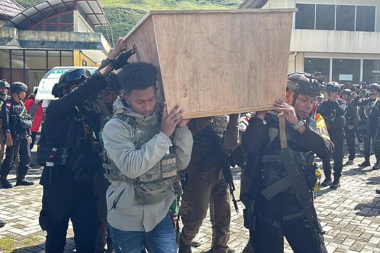 Gugur di Puncak Jaya, Dua Personel Satgas Damai Cartenz Dimakamkan di Kampung Halaman