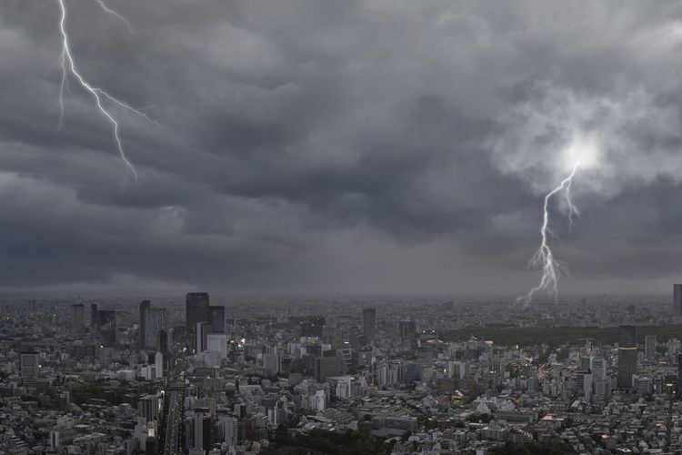 Ilustrasi cuaca ekstrem. Badan Meteorologi, Klimatologi, dan Geofisika (BMKG) merilis peringatan dini potensi cuaca ekstrem yang diprediksi terjadi di sejumlah wilayah Indonesia pada Minggu, 28 Desember 2025.