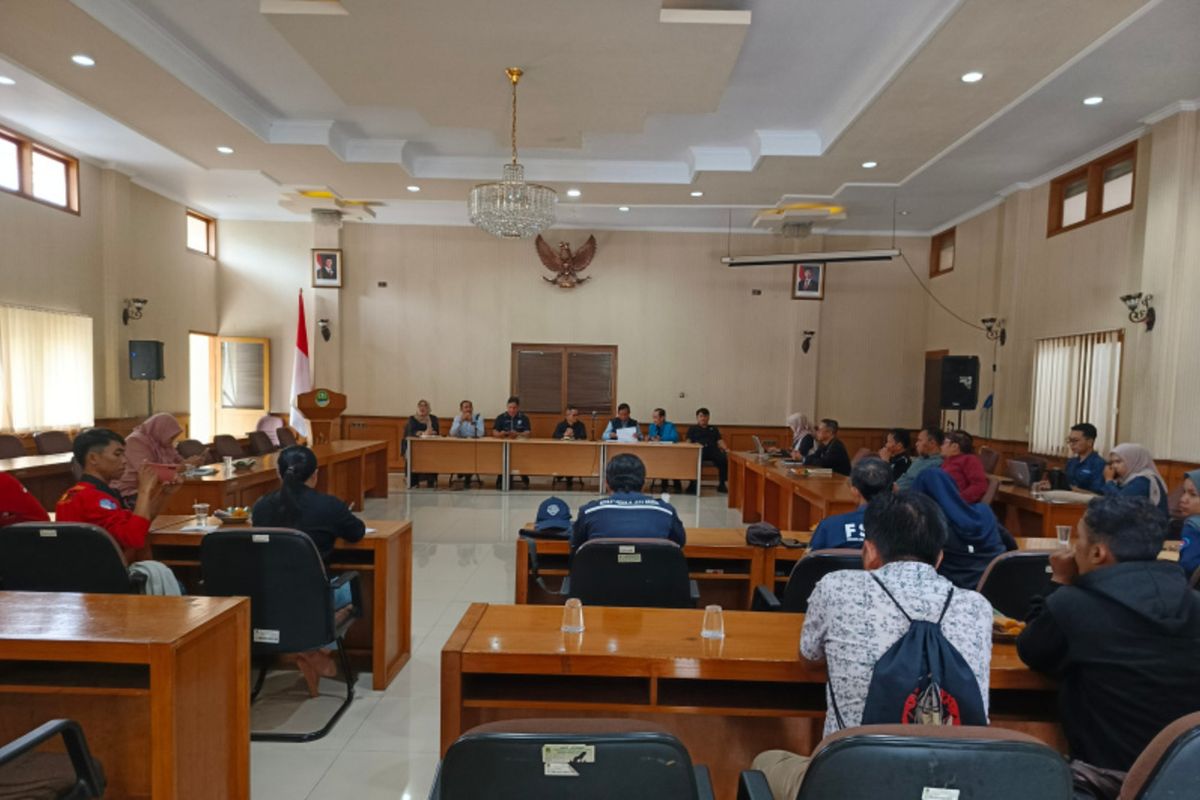 Pertemuan dewan pengawas tenaga kerja dengan sejumlah organisasi pekerja di PT Danbi internasional untuk membahas nasib 2 ribu lebih pekerja usai perusahaan yang memproduksi bulu mata tersebut dinyatakan pailit, Kamis (20/02/2025) pagi