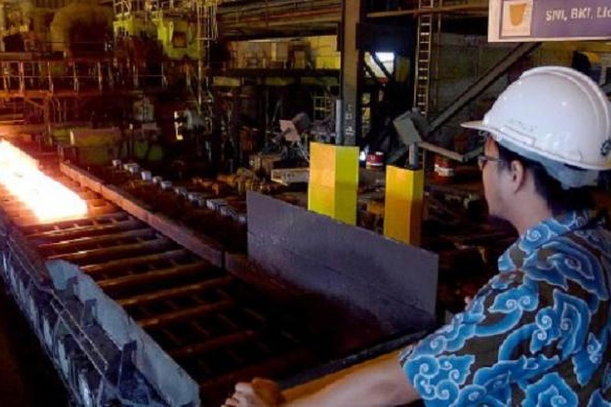 Pegawai Krakatau Steel memantau pembuatan lembaran baja panas di Cilegon, Banten, Jumat (24/4/2015). Cilegon sebagai kota industri banyak menarik investor berkat kelengkapan infrastruktur, seperti jalan tol, pelabuhan, dan stasiun kereta. Kota itu dikenal sebagai penghasil baja.