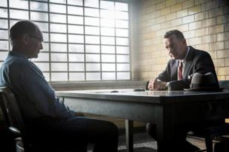 Aksi Tom Hanks dalam salah satu adegan film Bridge of Spies.