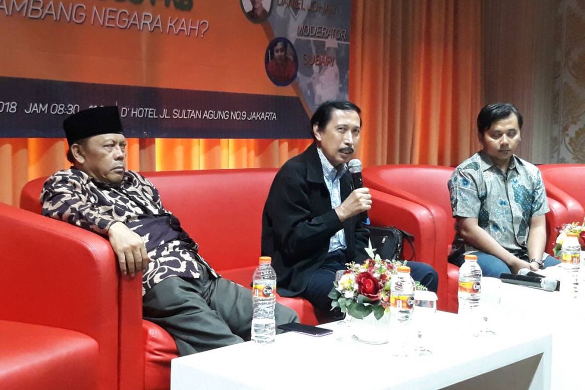 Akademisi Universitas Ibnu Chaldun, Musni Umar (tengah)