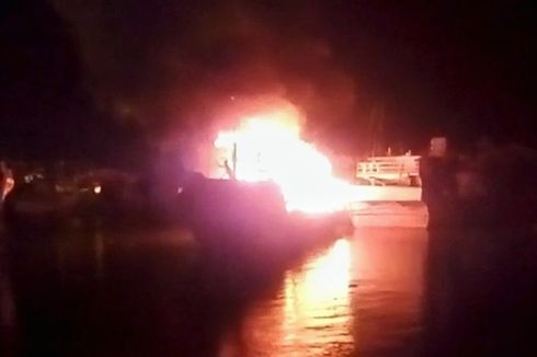 Tersambar Petir, KM Kartika Jaya Terbakar di Pelabuhan Samudera Cilacap