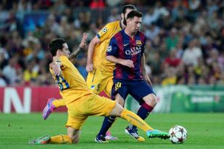 Striker Barcelona, Lionel Messi, saat berusaha melewati para pemain APOEL pada matchday pertama Grup F Liga Champions di Stadion Camp Nou, Rabu (17/9/2014). 