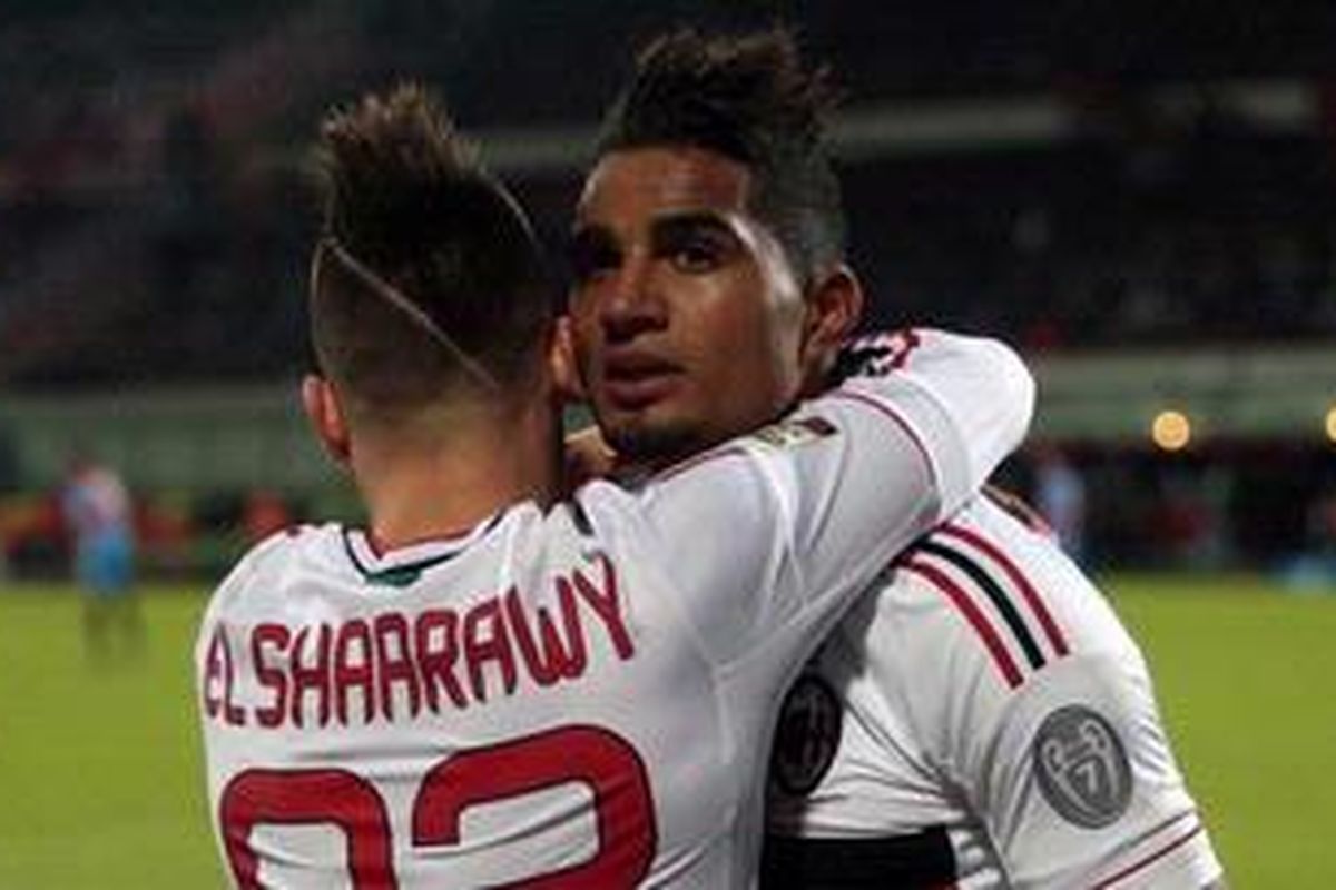 Penyerang AC Milan, Kevin-Prince Boateng, mendapatkan pelukan selamat dari rekannya, Stephan El Shaarawy, setelah mencetak gol ke gawang Catania dalam laga pekan ke-15 Serie-A di Stadion Angelo Massimino, Sisilia, Jumat (30/11/2012). Milan akhirnya menang 3-1. 