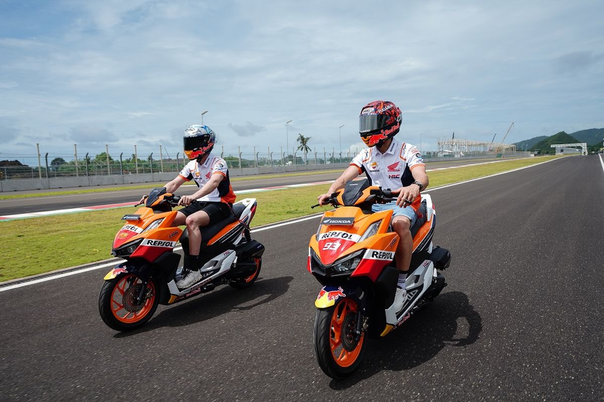 Dua pebalap Repsol Honda Marc Marquez dan Pol Espargaro menjajal Sirkuit Mandalika, Lombok, jelang tes resmi. 