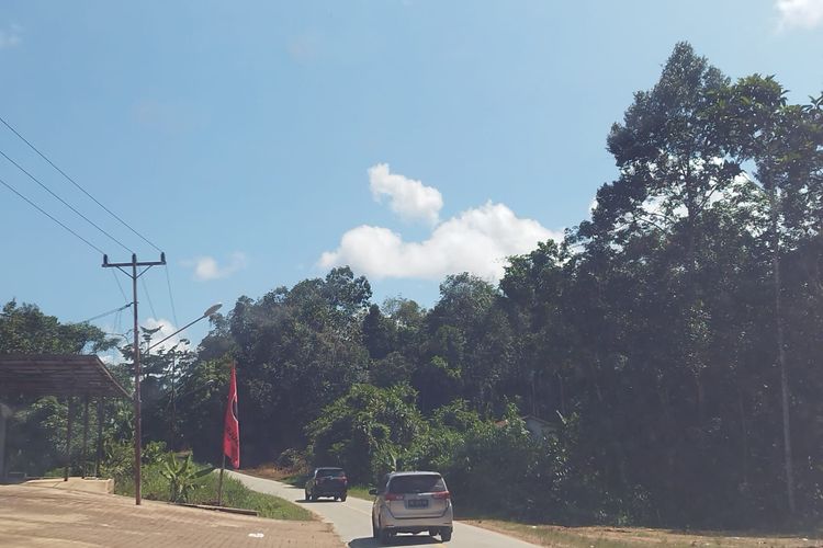 Perjalanan menuju Pos Lintas Batas Negara (PLBN) Jagoi Babang, Bengkayang, Kalimantan Barat, Selasa (12/12/2023).