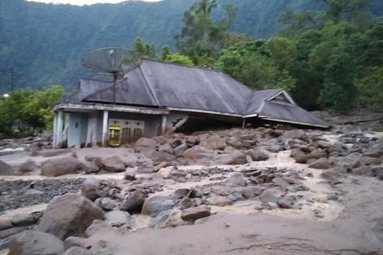 Banjir dan longsor di Agam, Sumatera Barat menyebabkan 13 rumah, satu madrasah dan satu masjid mengalami kerusakan. Selain itu, akses jalan menjadi lumpuh total