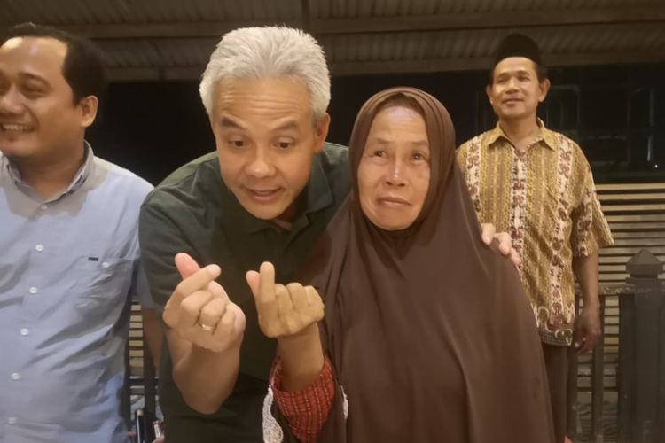 Gubernur Jawa Tengah Ganjar Pranowo bersama Mbah Suripah warga asal Wonosobo yang 28 tahun tak pulang karena tak punya uang.