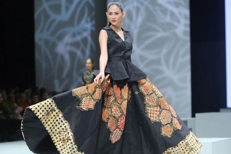 Koleksi label Lumiga Batik by Irma Lumiga,  bertemakan Sekar Jagad Banyuwangi, dalam ajang Indonesia Fashion Week 2017, di Jakarta, Sabtu (4/2/2017).
