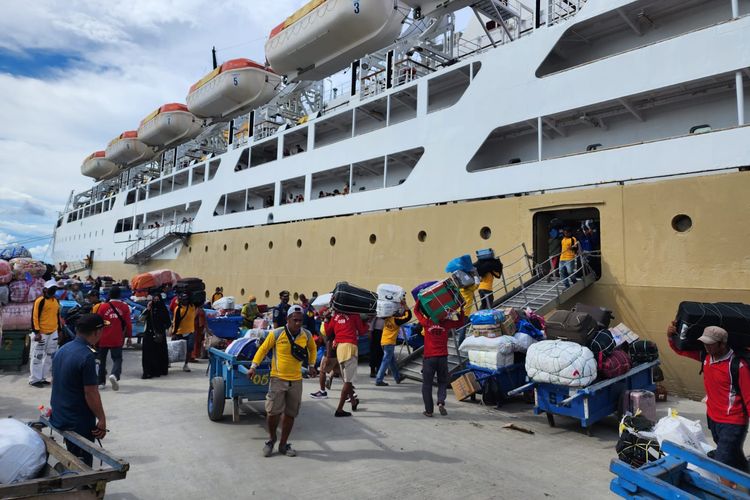 Suasana bongkar muat kapal di Pelabuhan Tunon Taka, Kalimantan Utara. Menjadi kuli angkut pelabuhan merupakan pekerjaan yang dianggap bisa menekan angka kejahatan di Nunukan.