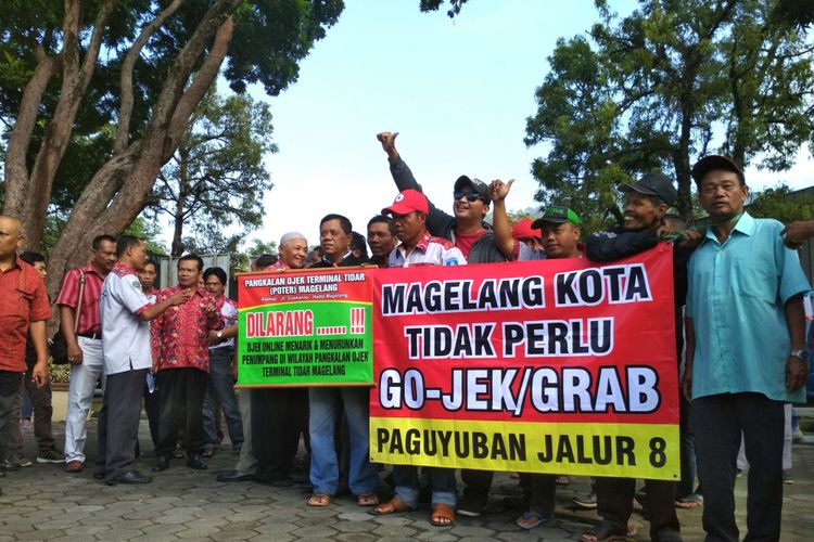 Para awak angkot mendatangi kantor Pemkot Magelang menolak ojek dan taksi online, Kamis (28/9/2017).