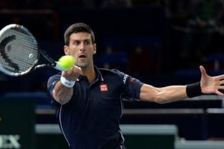 Petenis Serbia, Novak Djokovic, mengembalikan bola ke arah petenis Jepang, Kei Nishikori, pada laga semifinal Paris Masters di Bercy Palais-Omnisport, Paris, Sabtu (01/11/2014).