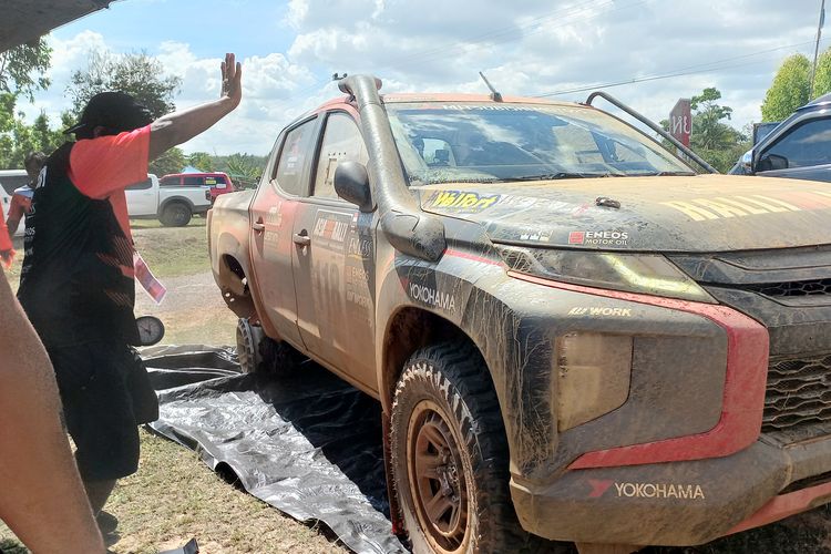 Mitsubishi Triton yang digunakan Rifat Sungkar dan Chupong Chaiwan pada Asia Cross Country Rally (AXCR) 2022 di Thailand