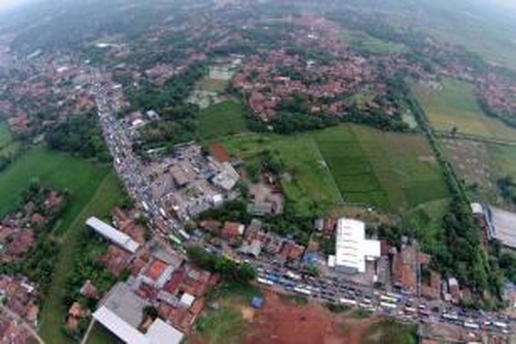 Kemacetan kendaraan di ruas jalur pantura Karawang, Jawa Barat, Jumat (25/7/2014). Puncak arus mudik Lebaran 2014 diperkirakan terjadi hari ini. 