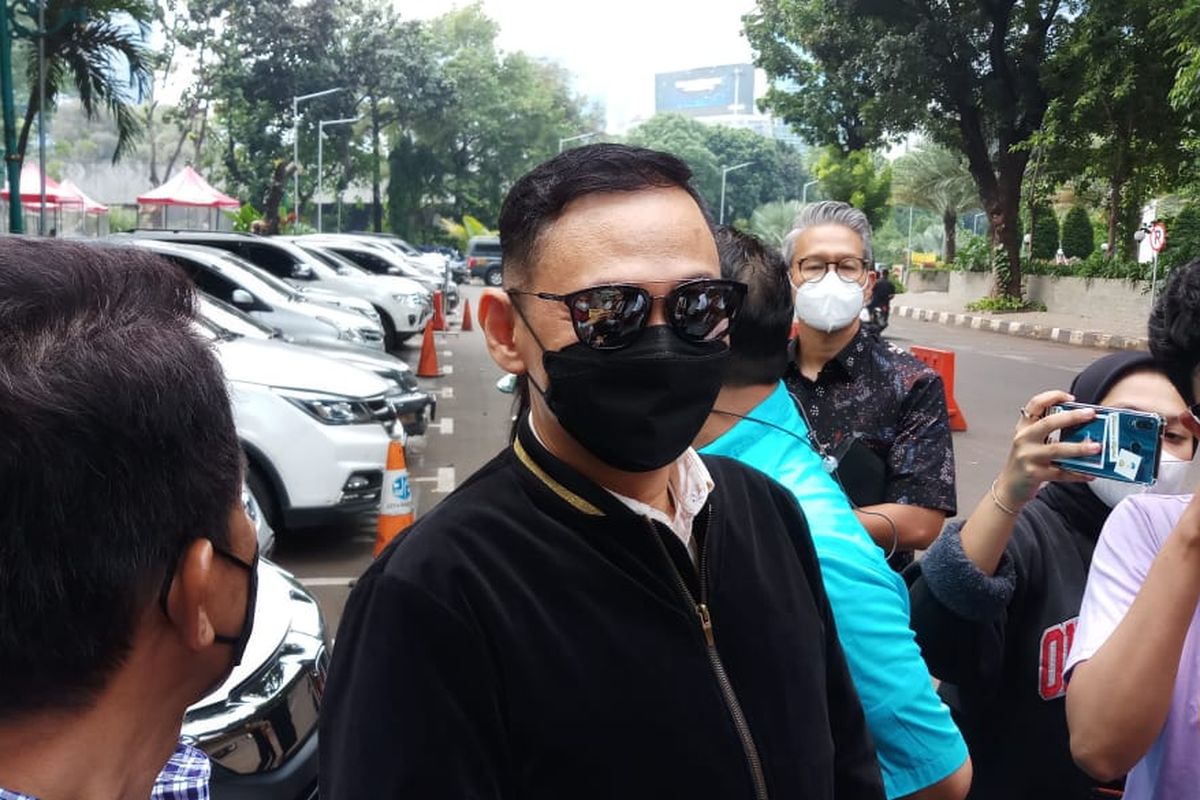 Lucky Alamsyah usai menjalani pemeriksaan di Polda Metro Jaya, Jakarta, Kamis (17/6/2021). 