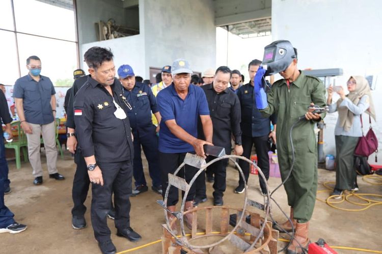 Menteri Pertanian (Mentan) Syahrul Yasin Limpo (SYL) saat melihat petani mengoperasikan kincir air.