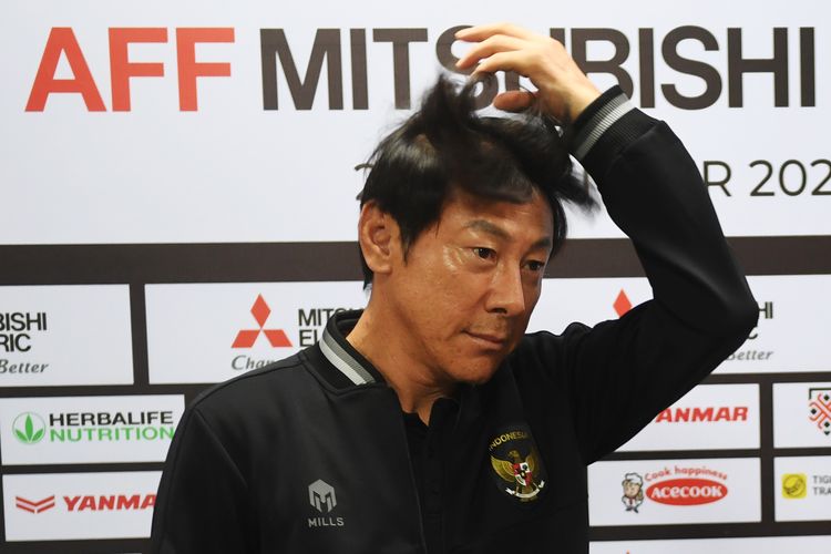 Pelatih Timnas Indonesia Shin Tae-Yong merapikan rambutnya usai memberikan keterangan pada konferensi pers menjelang laga lanjutan Grup A Piala AFF di Rizal Memorial Stadium, Manila, Filipina, Minggu (1/1/2023).  Indonesia akan menghadapi Filipina pada laga terakhir babak grup yang akan menentukan kelolosan tim ke semifinal. Terdekat, Shin Tae-yong akan mendampingi timnas Indonesia untuk menghadapi Vietnam dalam babak semifinal Piala AFF 2022. ANTARA FOTO/Akbar Nugroho Gumay/rwa.