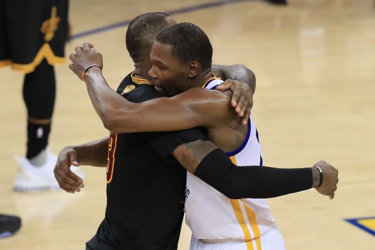 Kevin Durant berpelukan dengan Lebron James seusai laga final NBA.